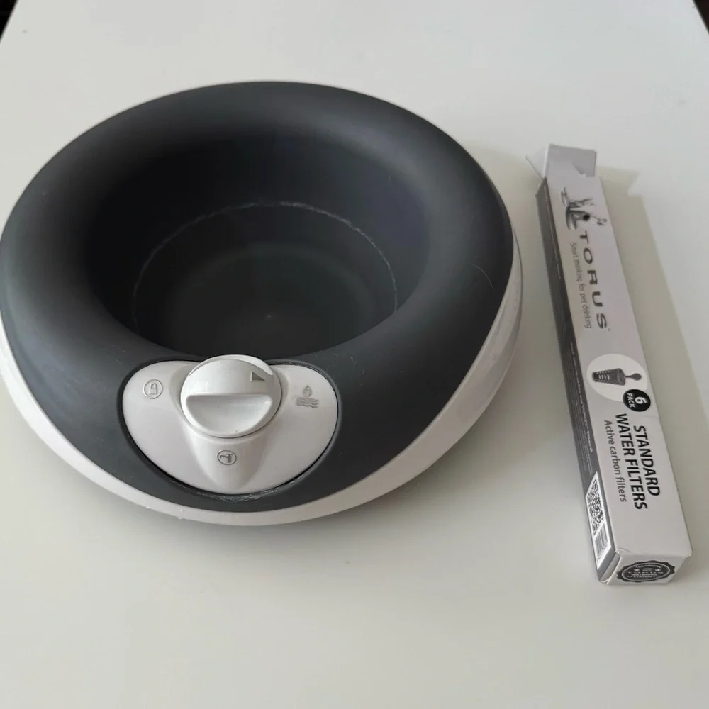 TORUS Filtered 2L/68oz Portable Gravity Dog Water Bowl + 5 new unused filters